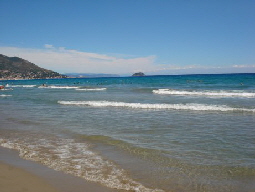 Laigueglia Ferien Mare Strand mit Isola Gallinara
